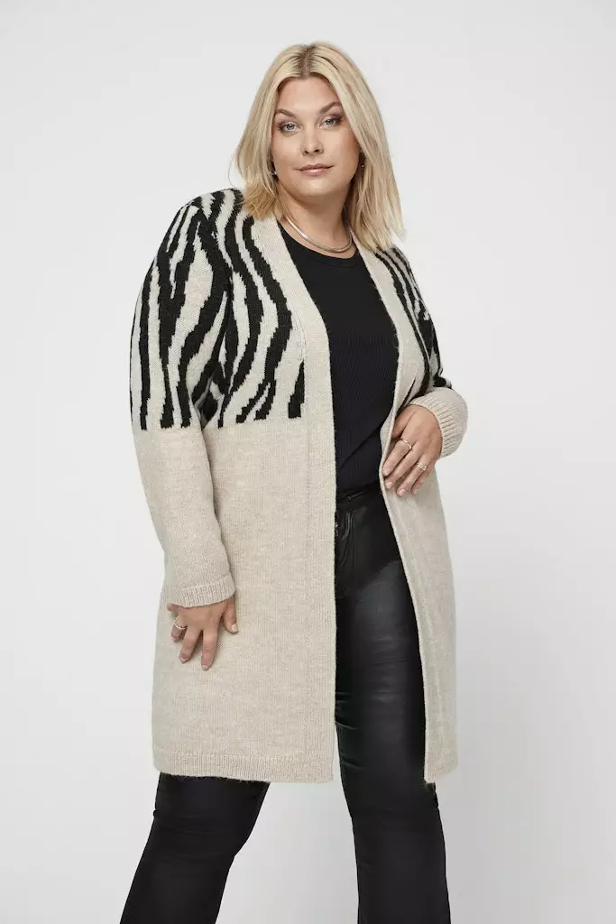 Carmakoma naisten pluskoon neuletakki Jade beige/musta - Naisten neuleet - 139555 - 1
