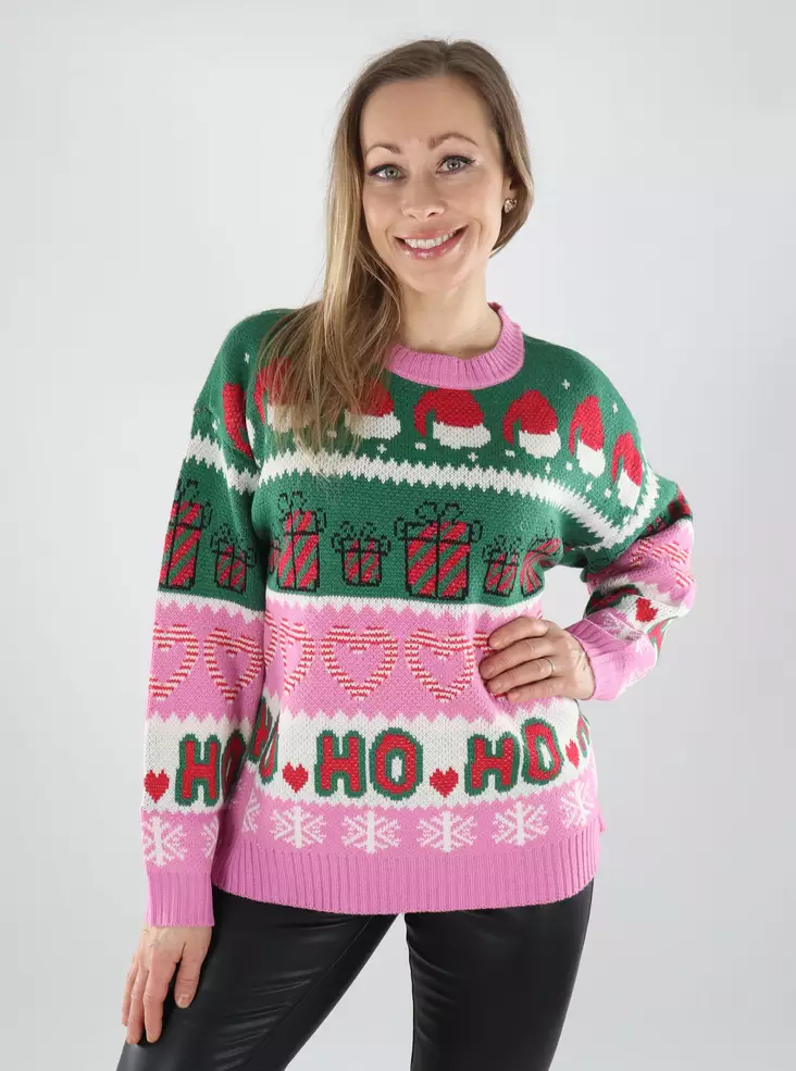 En avslappnad damjultröja med roliga, julliknande mönster. Det mjuka materialet gör den bekväm att bära, så det är det perfekta valet för avslappnade julstunder! - Stickat för damer - 139925 - 1