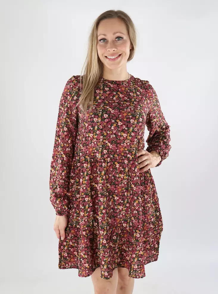 Vero Moda kukkakuosinen mekko Hollo purppuran punainen - Mekot ja tunikat - 138875 - 1