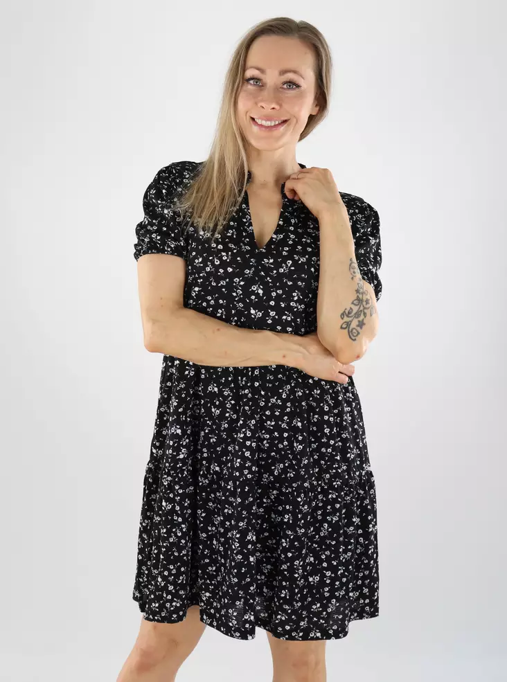 JDY naisten mekko Zoey musta/kukkakuvioinen - Klänningar och tunikor - 140957 - 1