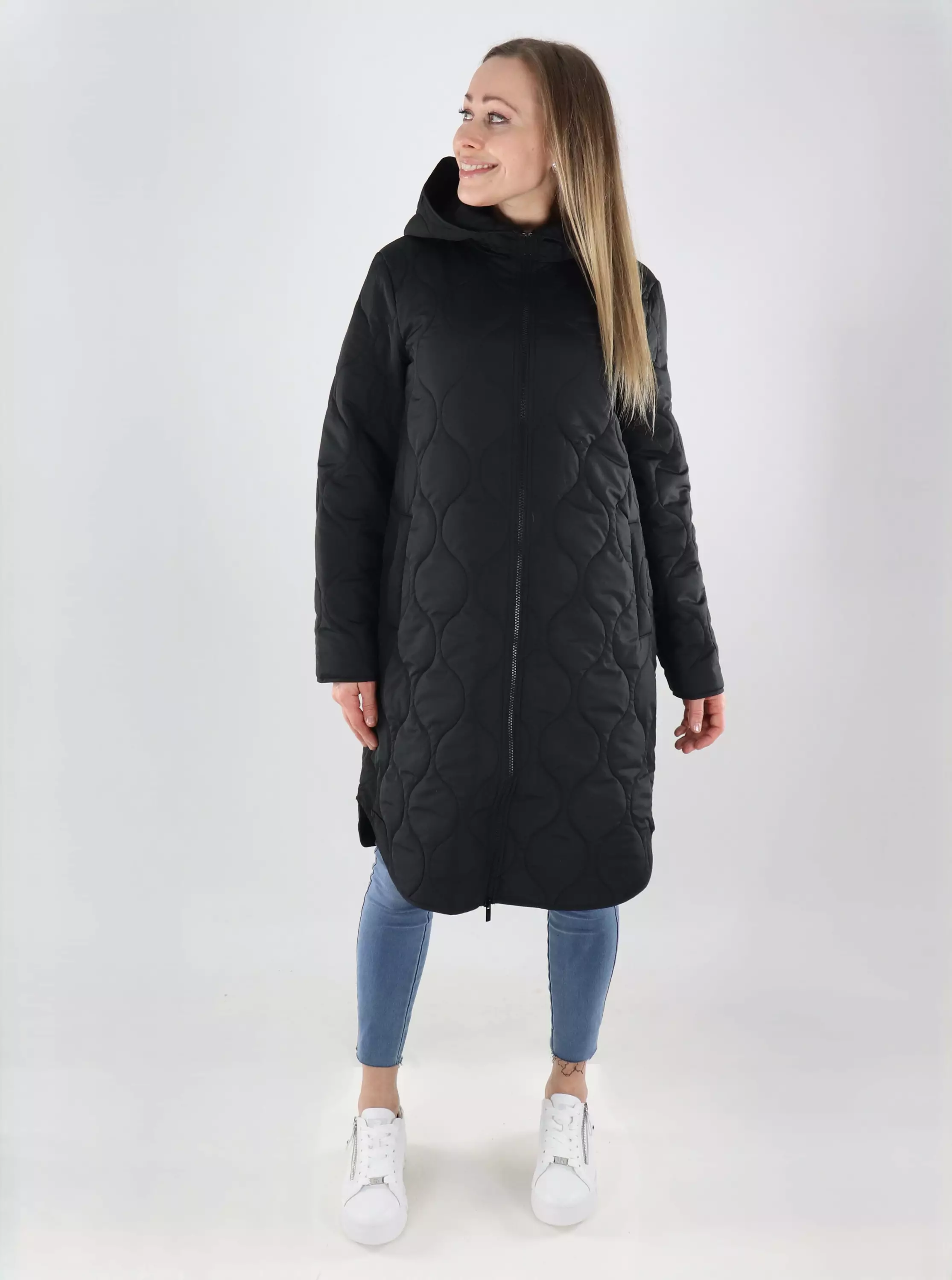 Vila naisten kevyttoppatakki Quila Hooded musta